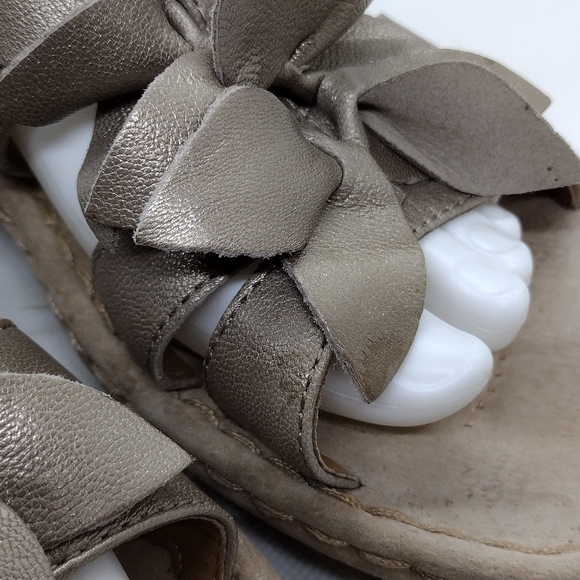Clarks Women's Sandals in Taupe with Floral Accents - Picture 11 of 12